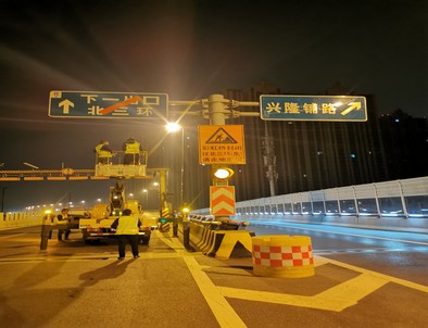 山南郑州市北三环彩虹桥交通标志牌安装现场